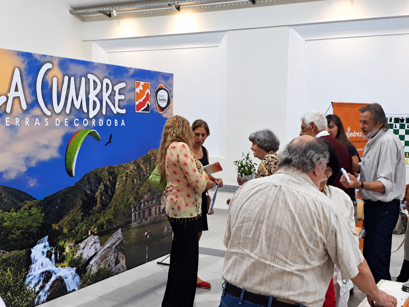 Patricia comparte ejemplares de De carne y fuego con asistentes en La Cumbre