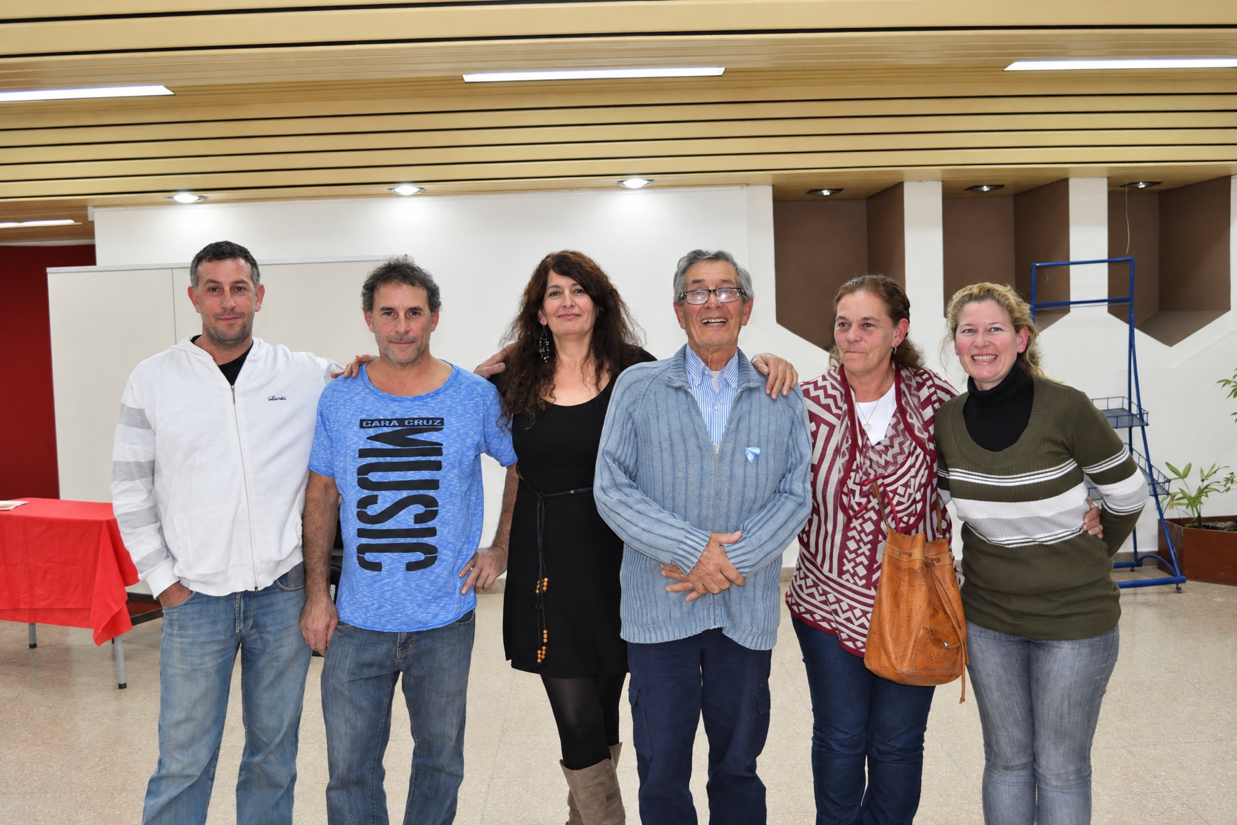 Fotografía de grupo de Patricia con asistentes a la presentación en Escobar