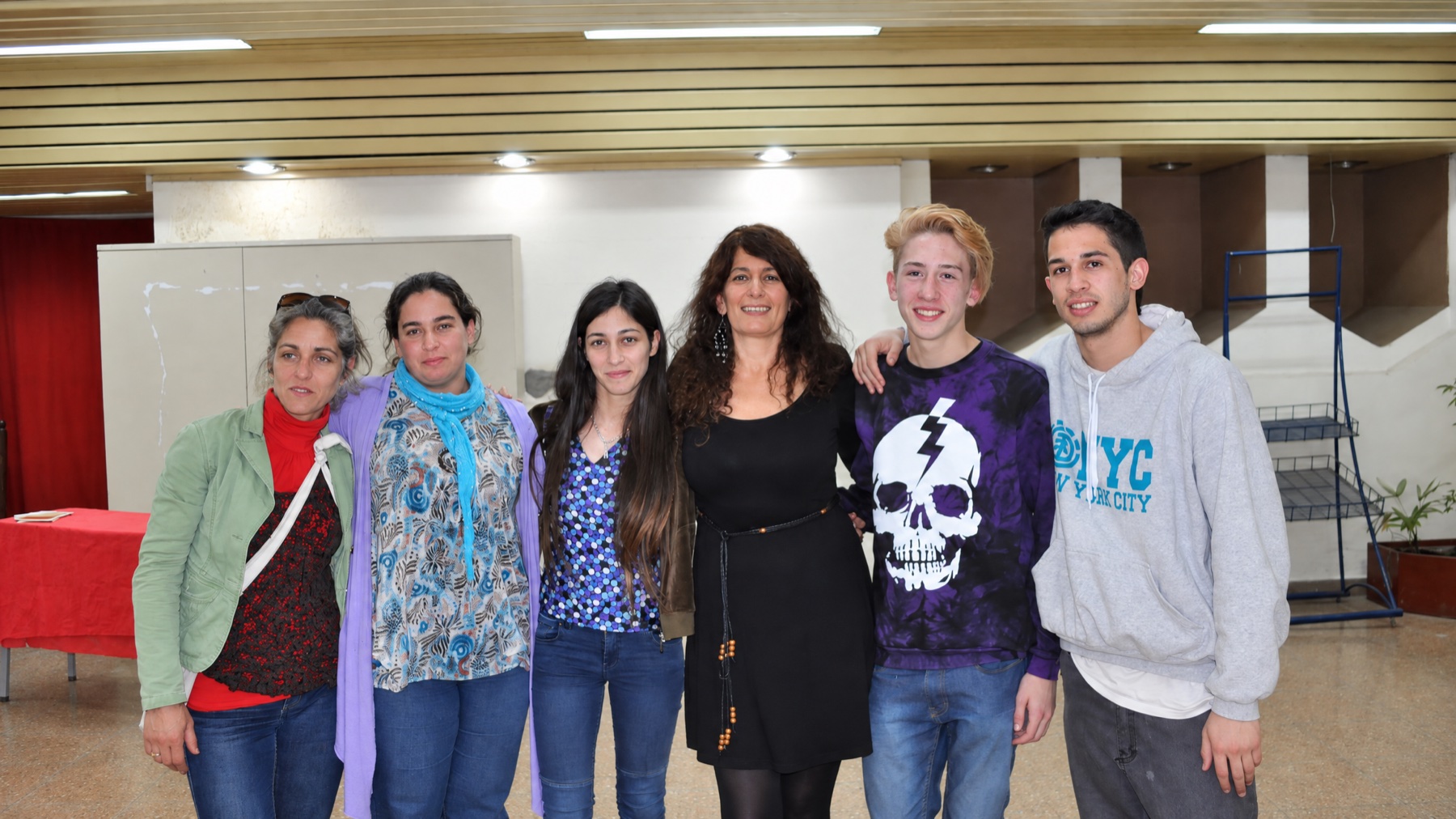 Patricia posa con otro grupo de asistentes durante la presentación de su libro
