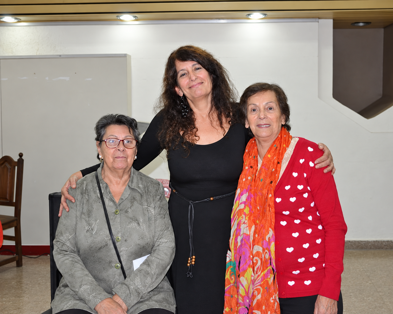 Patricia posa con dos asistentes durante la presentación de De carne y fuego en Escobar