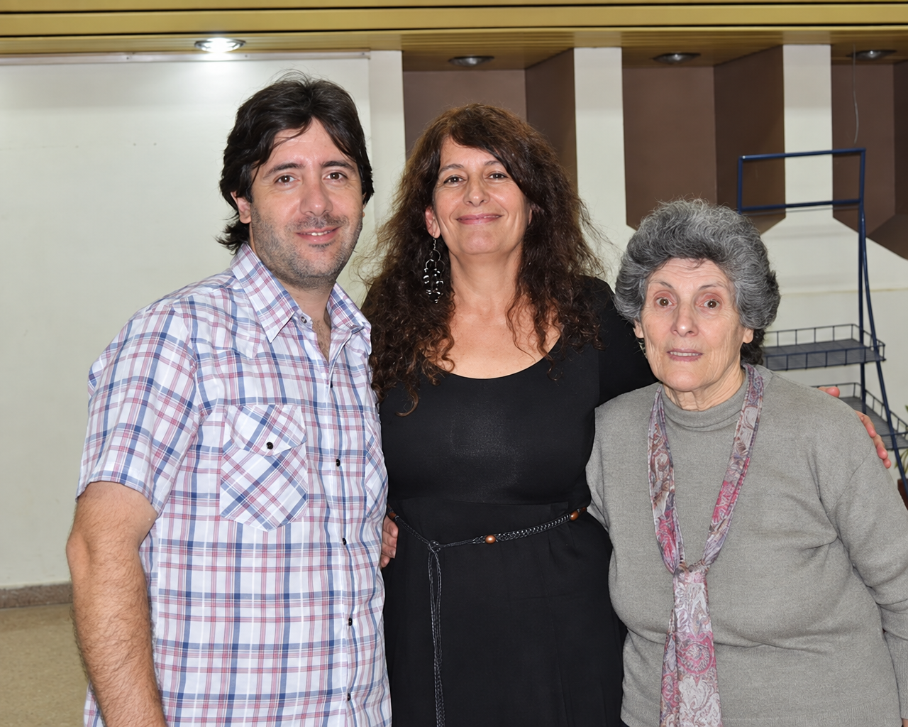 Patricia junto a un hombre y una mujer en la presentación de De carne y fuego en Escobar