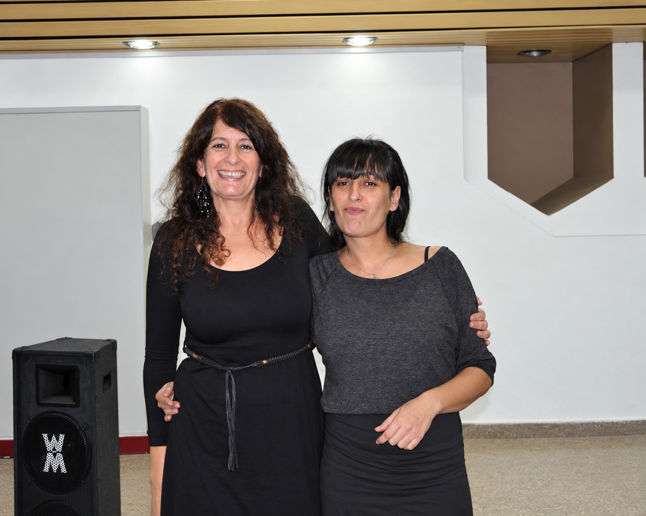 Patricia posa sonriente con una asistente durante la presentación de su libro en Escobar