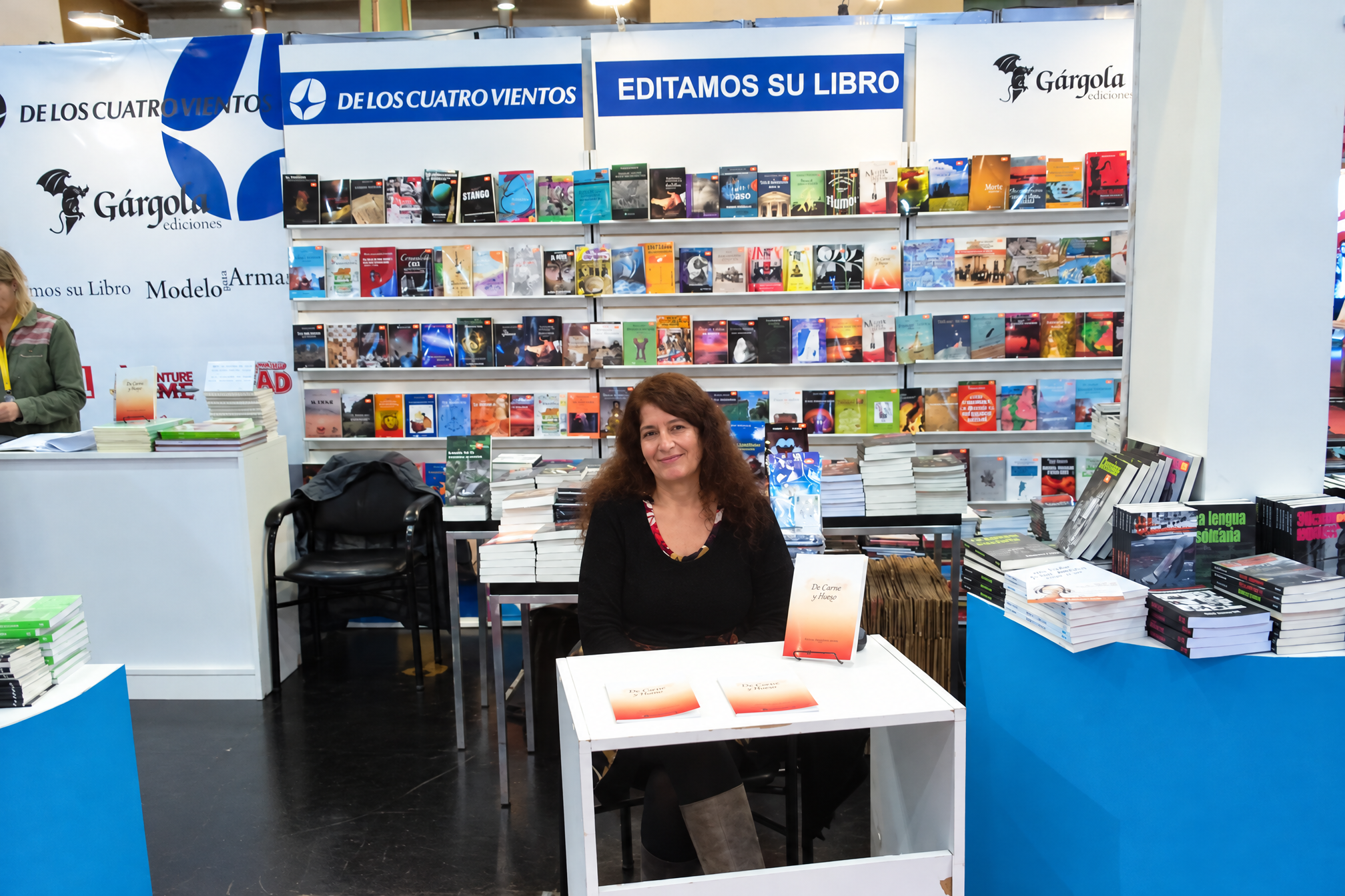 Patricia Virginia Ledesma con ejemplares de su libro en el stand de De los Cuatro Vientos, durante la Feria del Libro de Buenos Aires en 2015