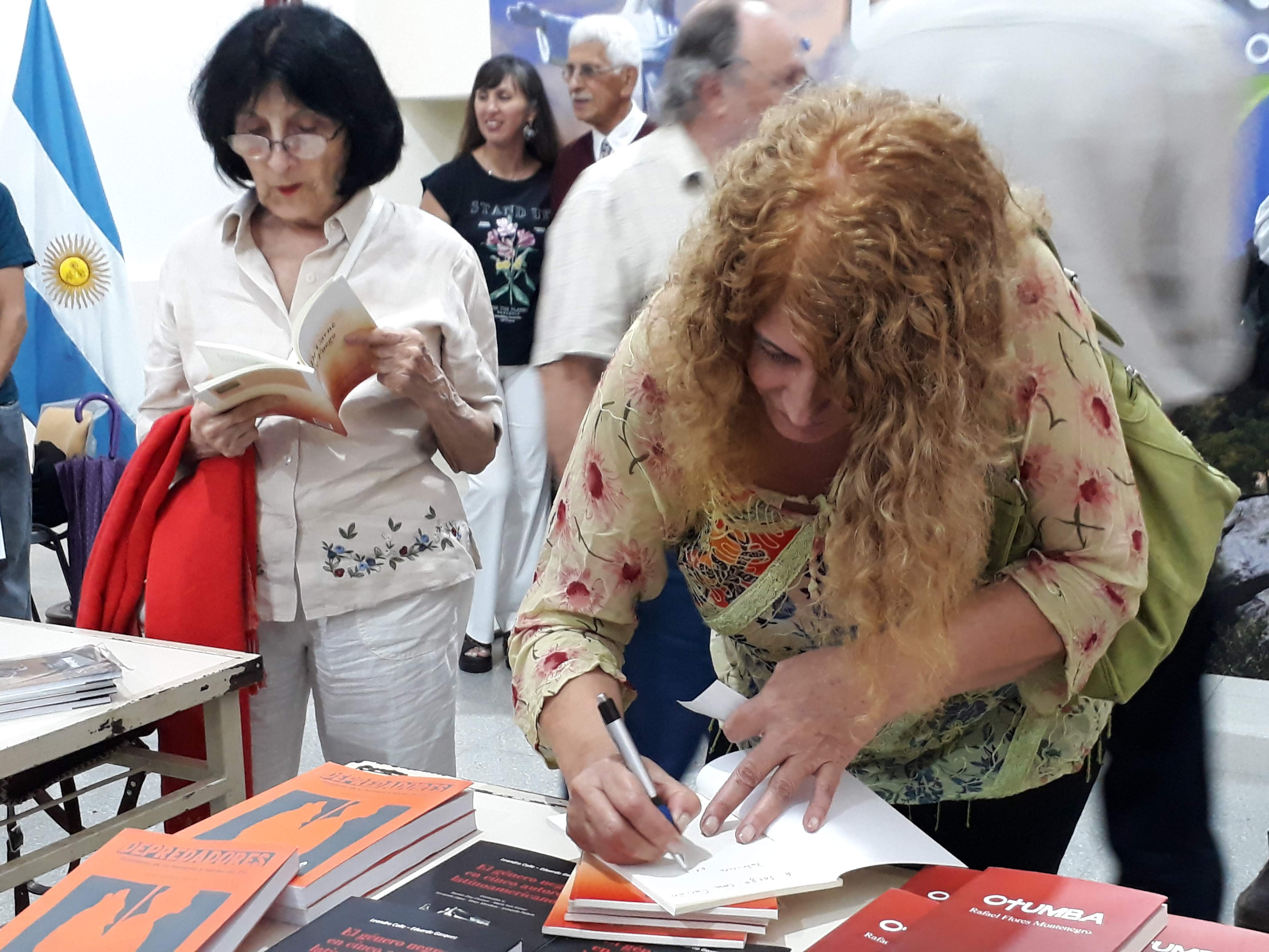 Patricia firma un ejemplar tras la premiación, 1 de febrero de 2019