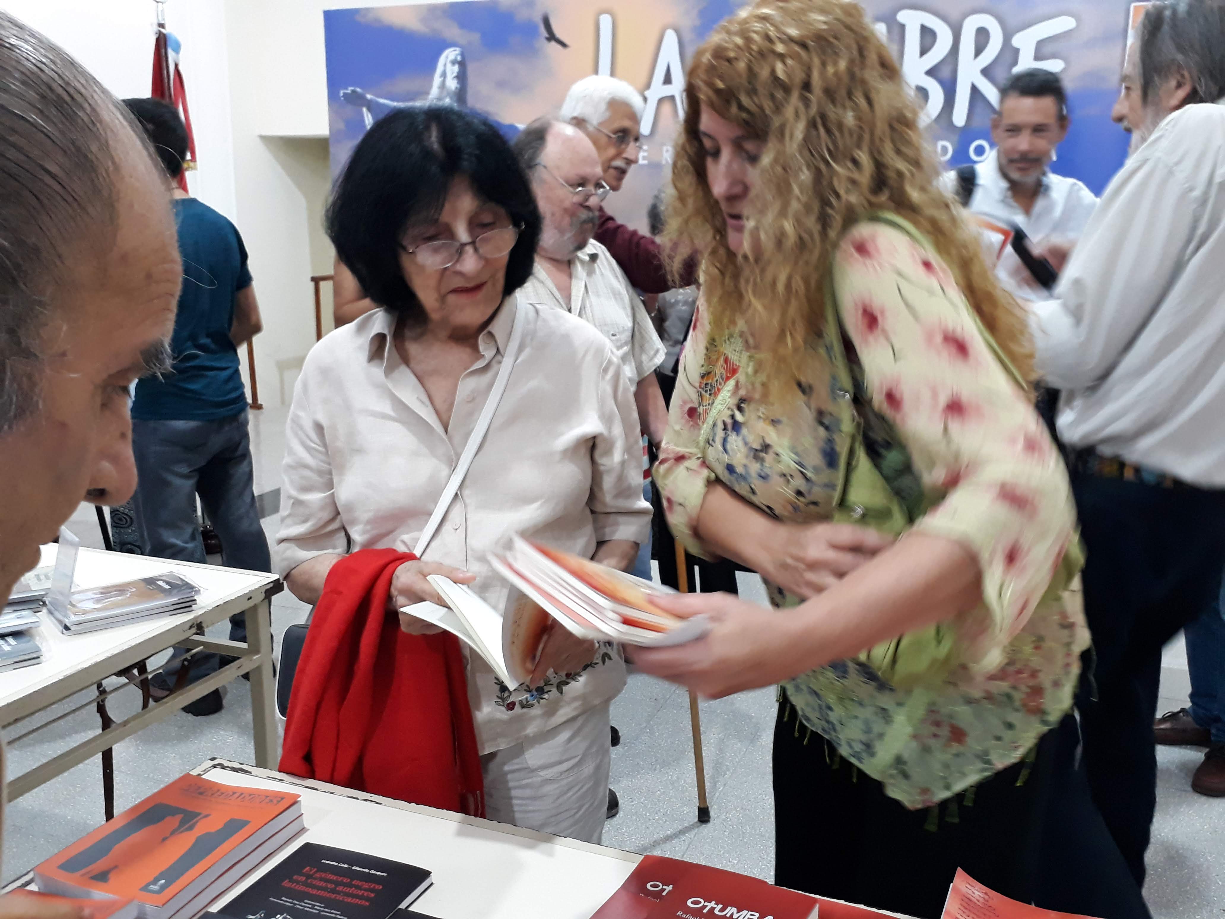 Patricia comparte sus libros con una asistente, 1 de febrero de 2019