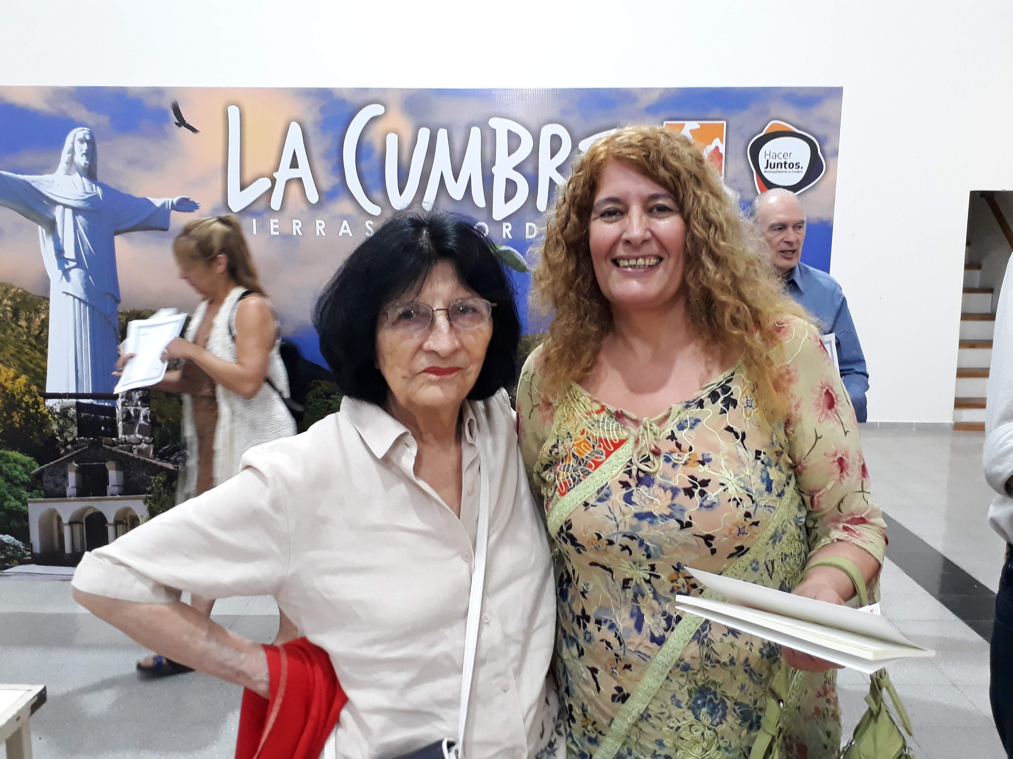 Patricia posa con una asistente después de la ceremonia, 1 de febrero de 2019